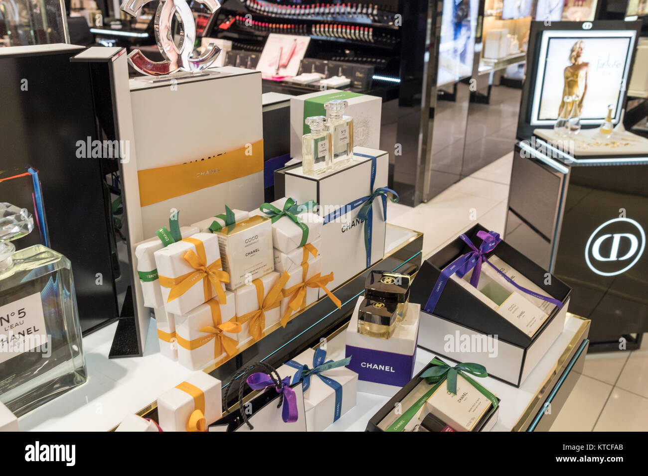Chanel prodotti per la vendita in David Jones department store in Sydney, alcuni sono regalo per presenta Foto Stock