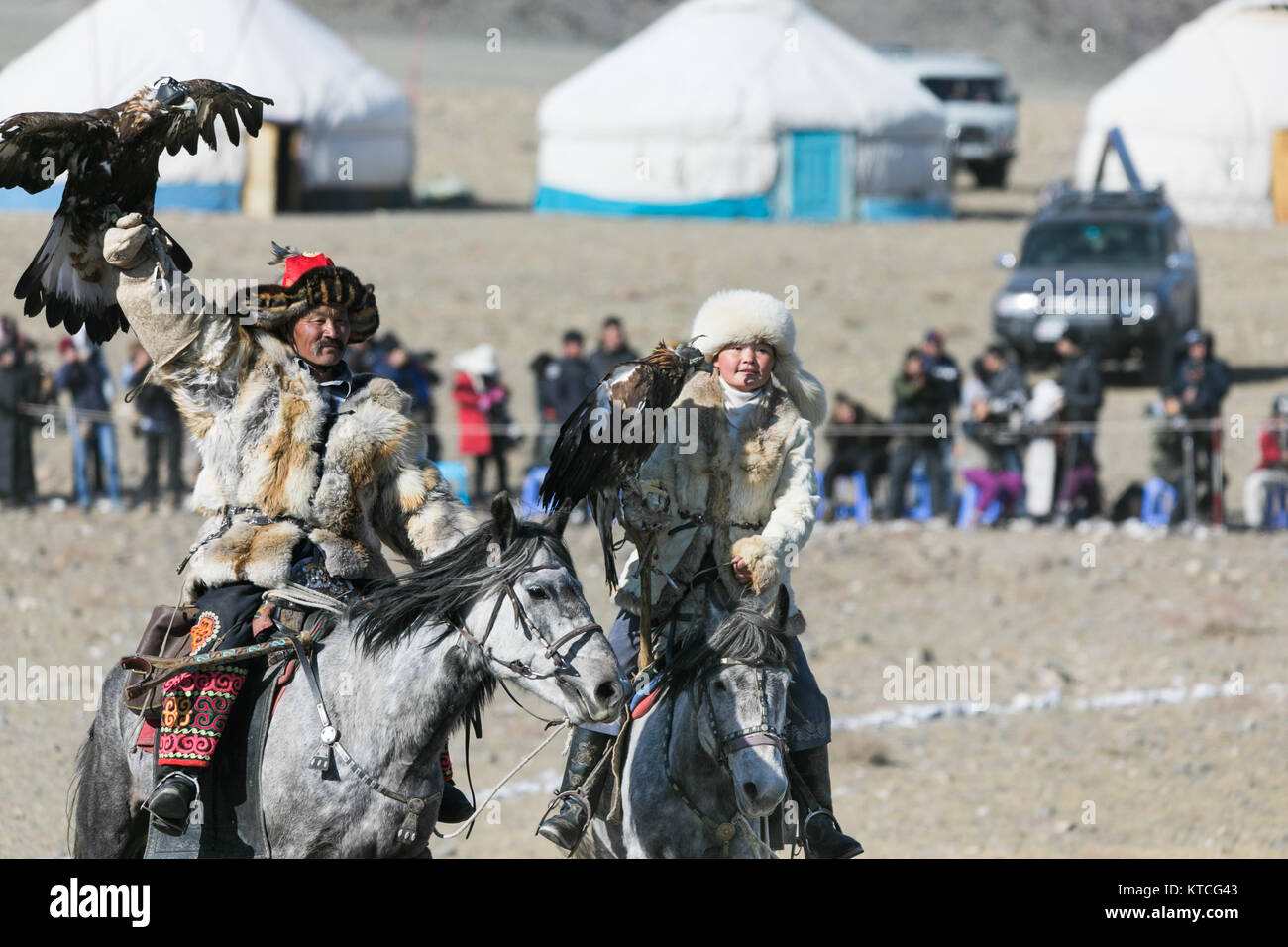 Aisholpan e suo padre da l'Aquila cacciatrice al Golden Eagle Festival in Mongolia Foto Stock