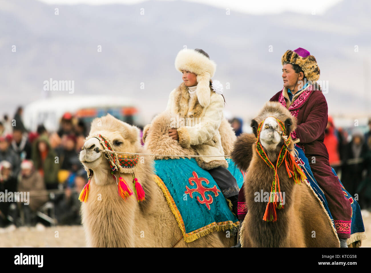 Aisholpan l'Aquila Cacciatrice e un altro pilota di cammello al Golden Eagle Festival in Mongolia Foto Stock