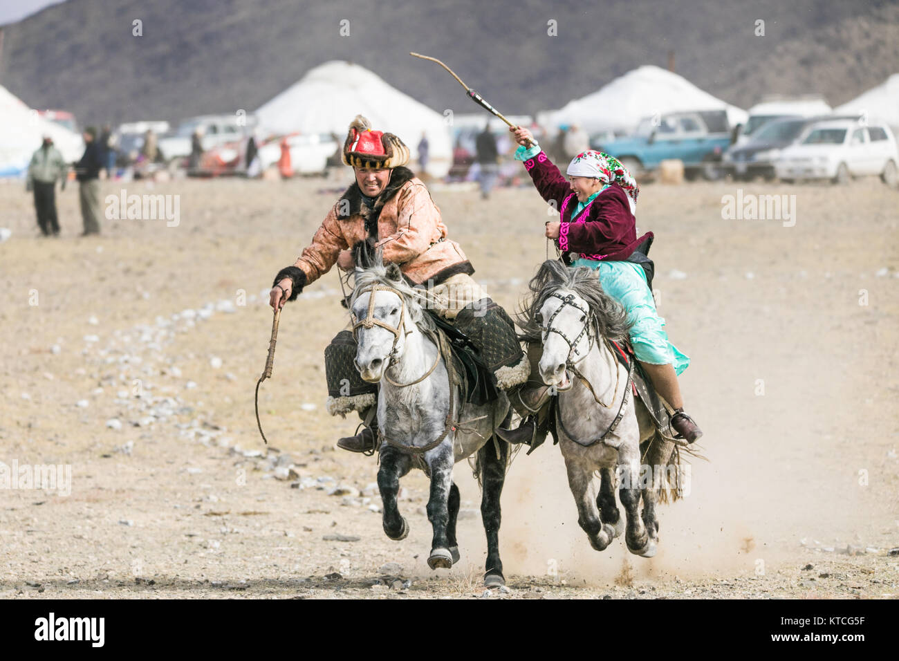 Il kazako tradizionale sport equestri e gioco di corteggiamento Foto Stock