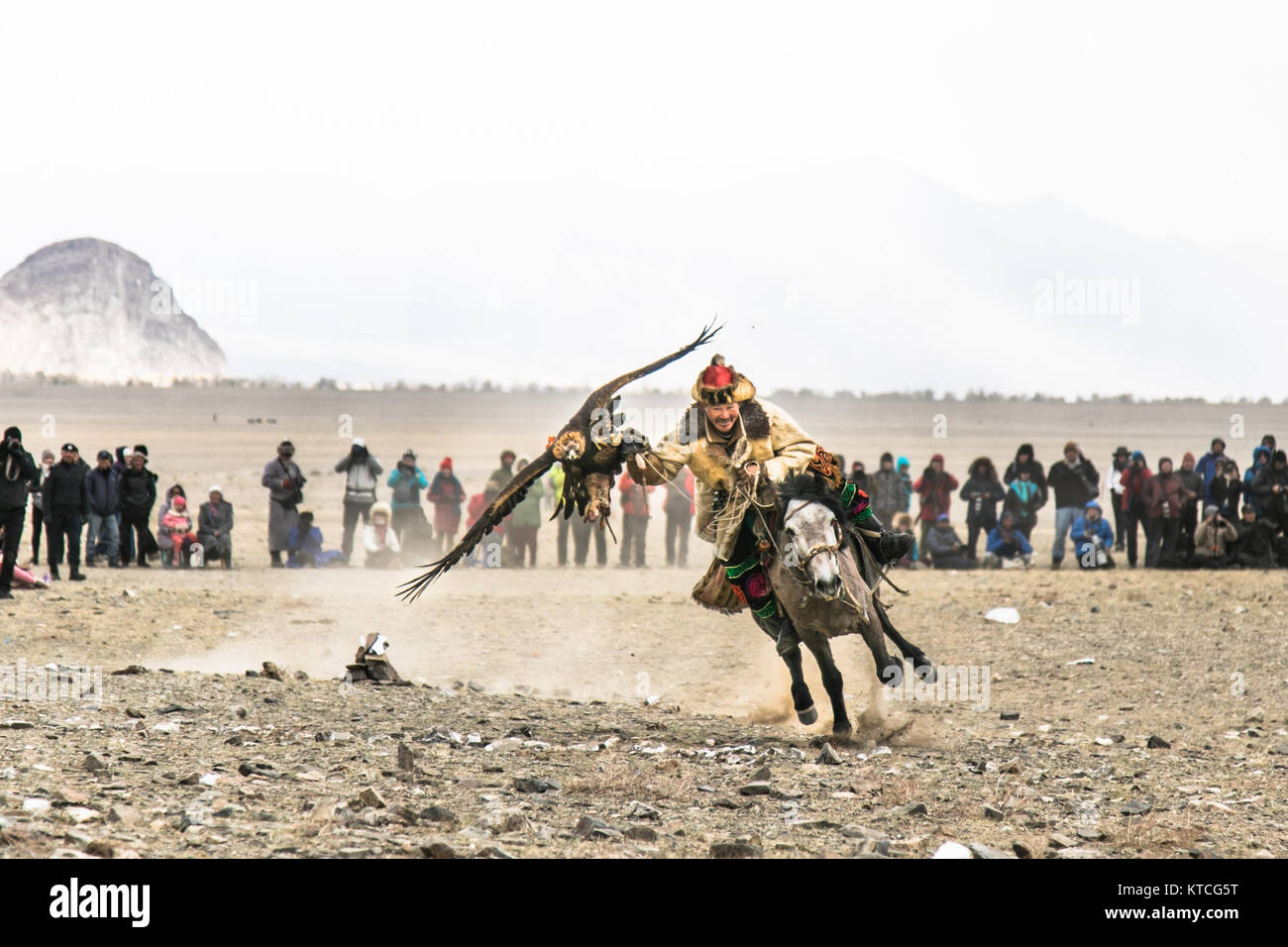 Aquila kazaka di cacciatori a cavallo in concorrenza al Golden Eagle Festival in Mongolia Foto Stock
