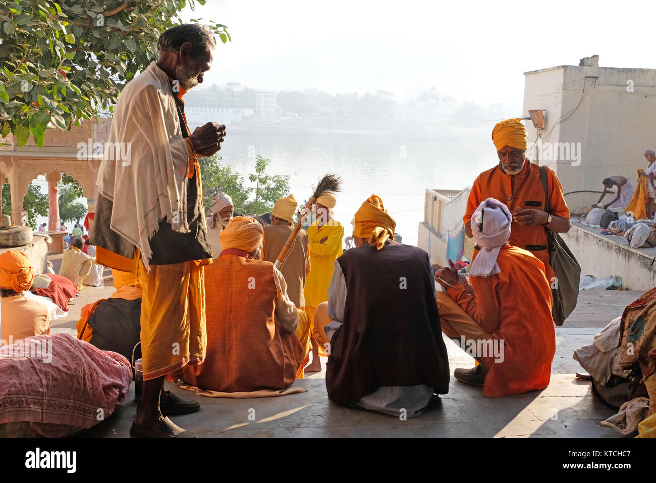 Sadhus ( Indian uomini santi ) presso i valichi, Pushkar il Lago Santo, Pushkar, Rajasthan, India Foto Stock
