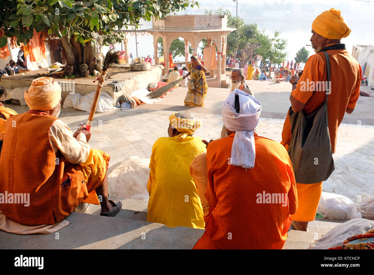 Sadhus ( Indian uomini santi ) presso i valichi, Pushkar il Lago Santo, Pushkar, Rajasthan, India Foto Stock
