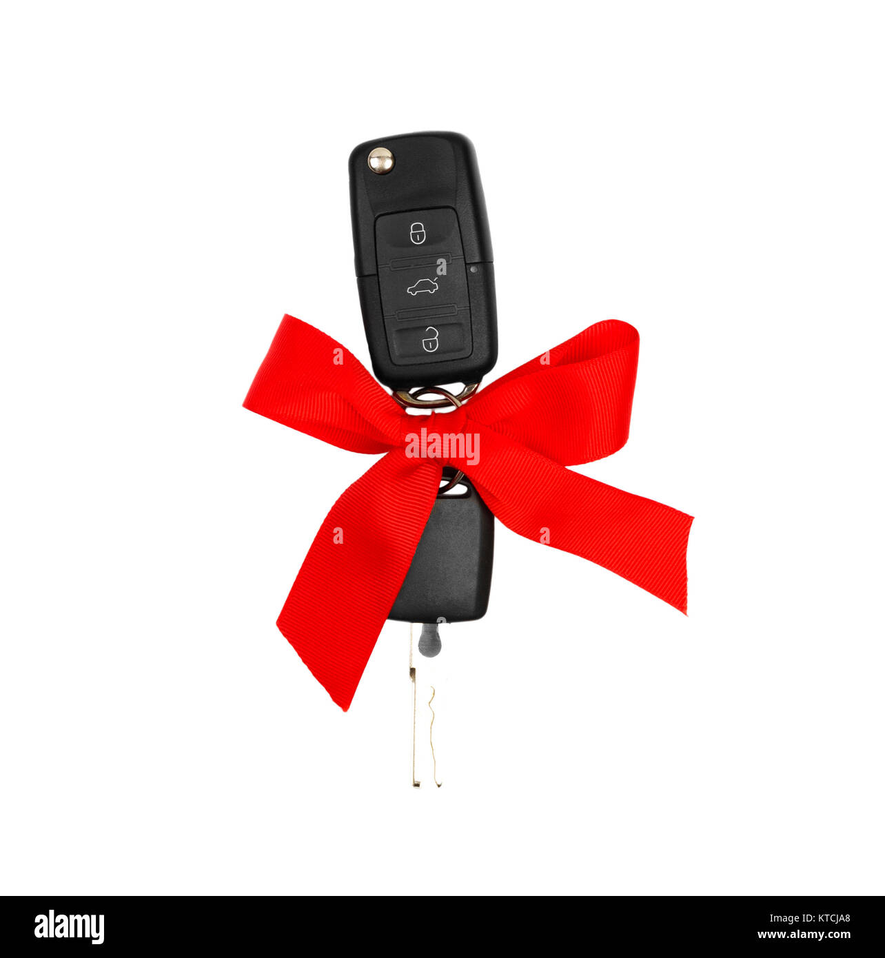 Chiavi auto con arco rosso come presente isolato su bianco. Foto Stock