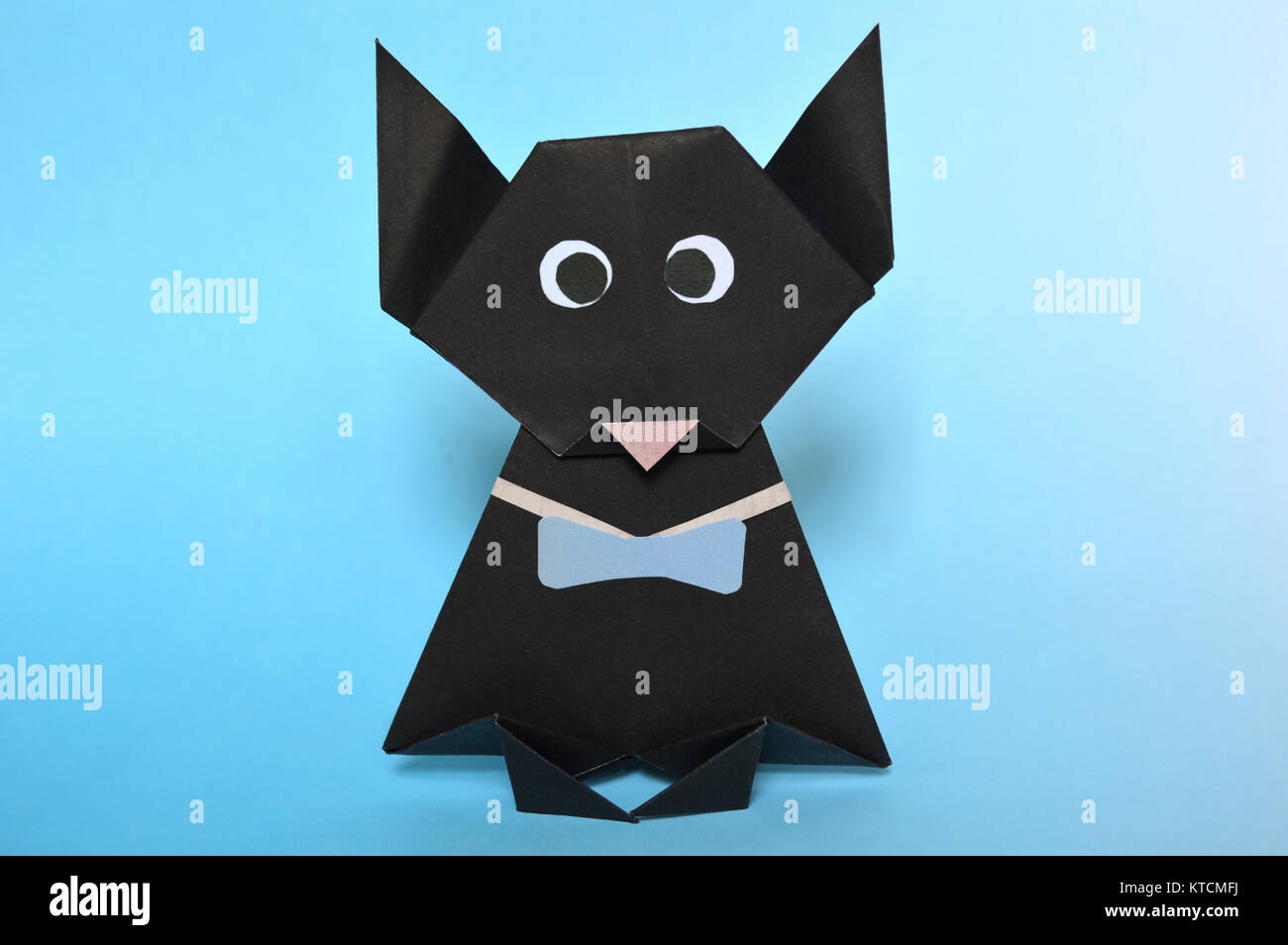 Origami gatto nero su sfondo blu Foto Stock