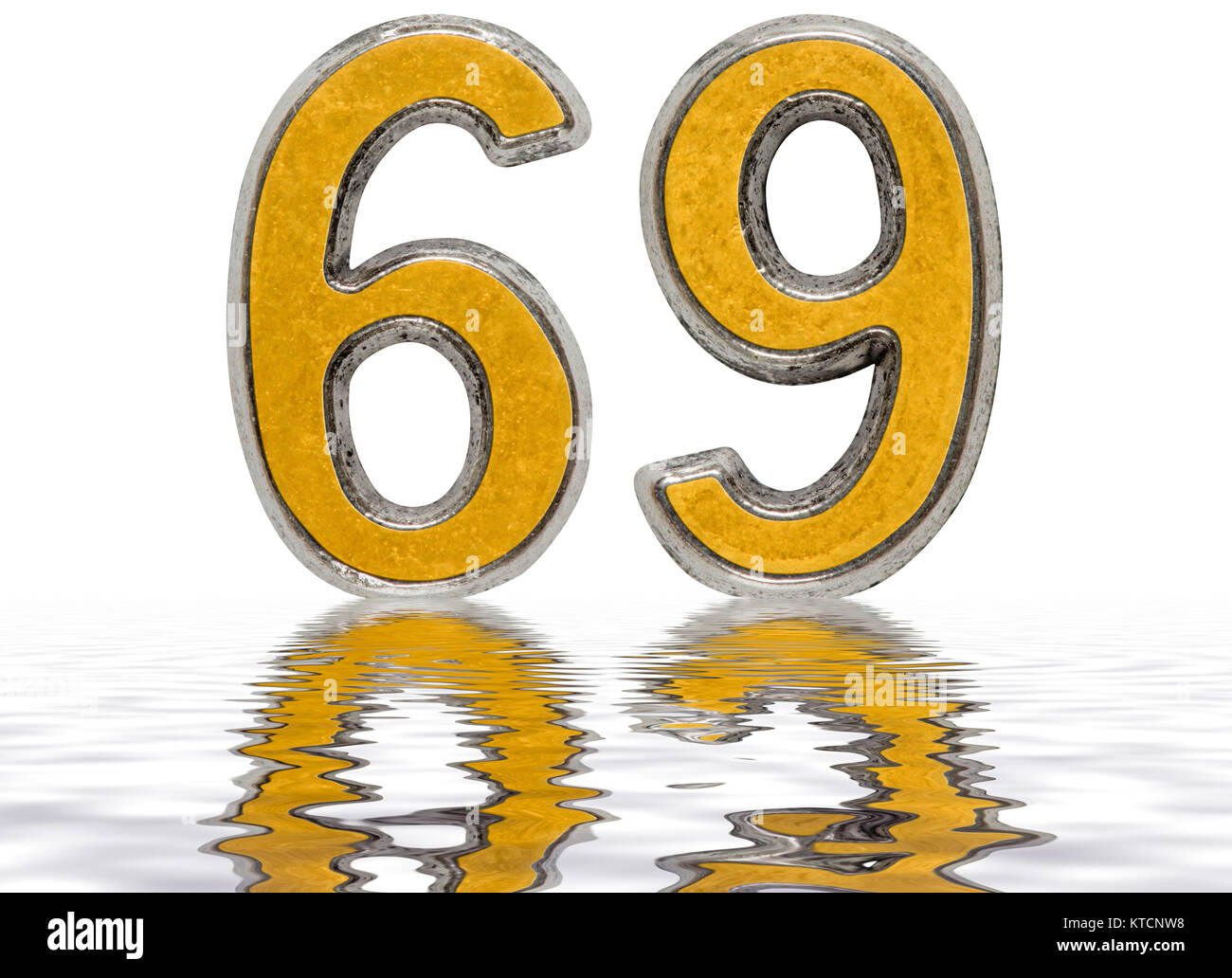 Il numero di riferimento 69, sessanta nove, riflessa sulla superficie dell'acqua, isolato su bianco, 3D render Foto Stock