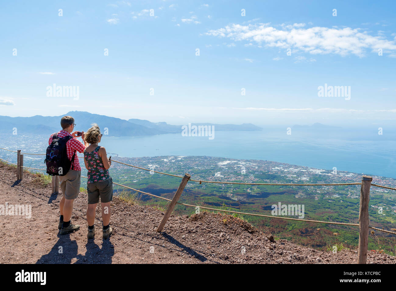 Paio di fotografare la vista sul golfo di Napoli dalla vetta del Monte Vesuvio, Napoli, campania, Italy Foto Stock