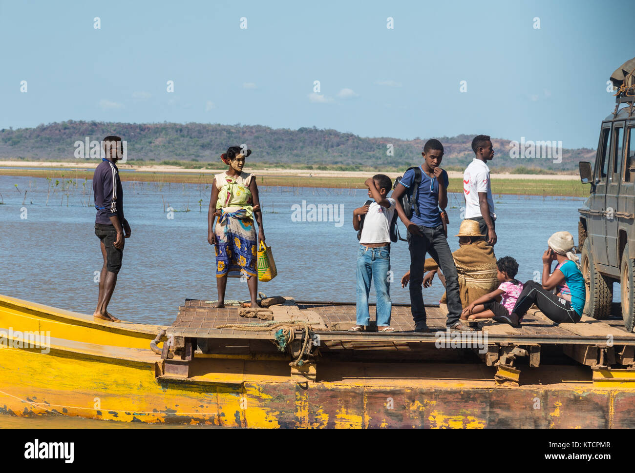 Locali passeggeri malgasci imbarcati su un traghetto sul Fiume Mania. Madagascar, Africa. Foto Stock