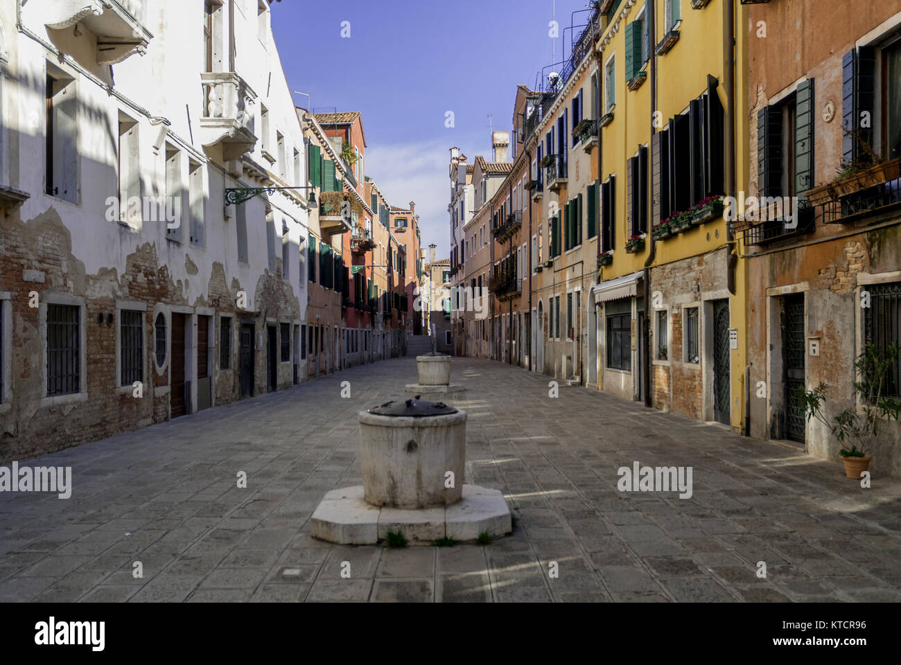 Venezia-MARZO 9:classic piazza Venezia (campo) con edifici tipici,Venezia,l'Italia,su marzo 9,2017. Foto Stock