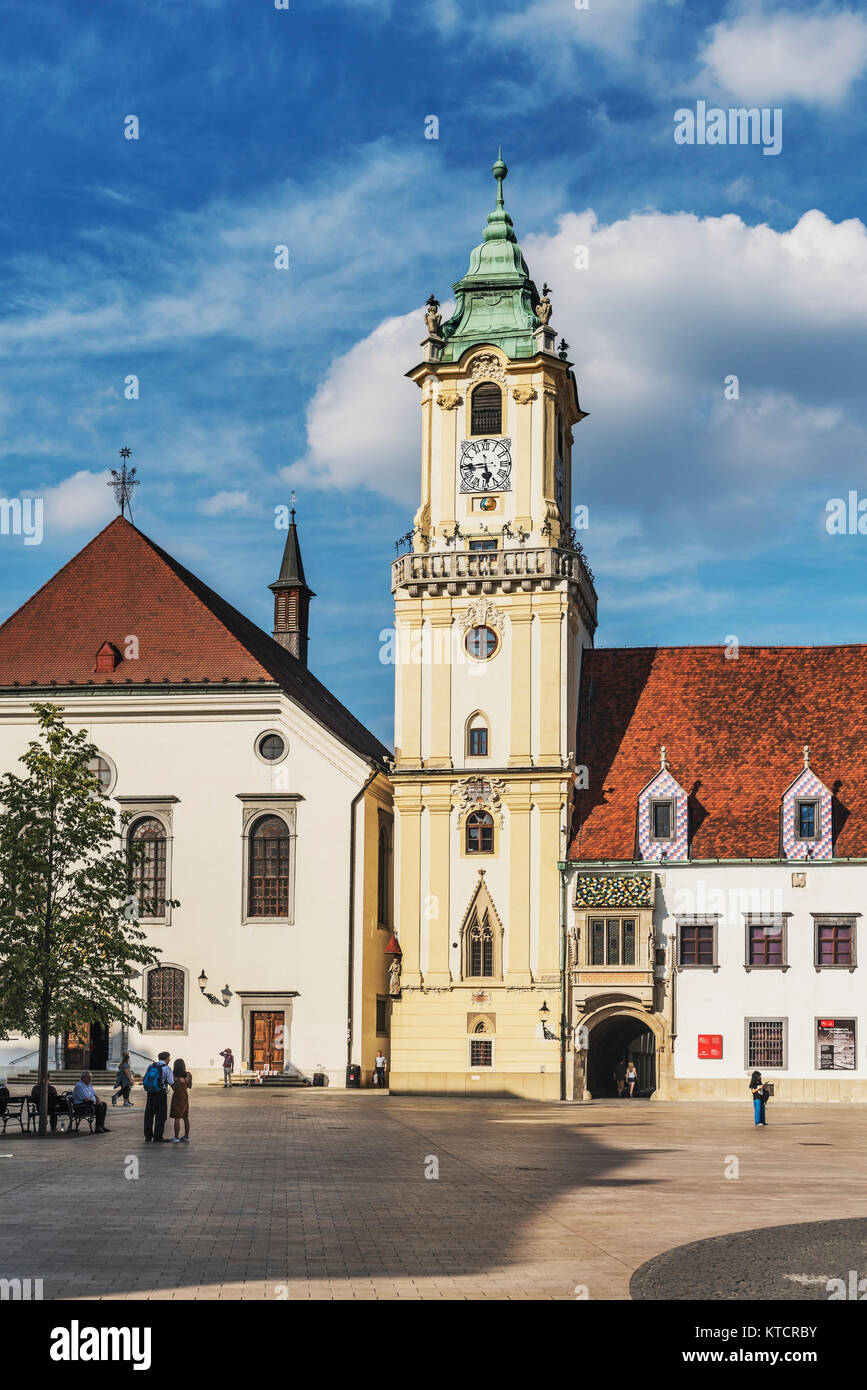 Il municipio della città vecchia è uno degli edifici più antichi della città costruita di pietra. Si trova presso la piazza principale della città vecchia di Bratislava, Slovacchia, Foto Stock