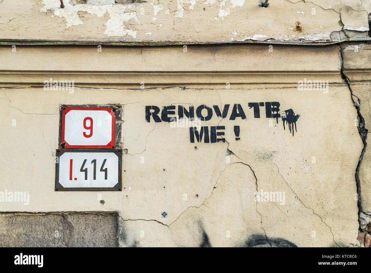 Una vecchia casa, ha bisogno di essere rinnovato, nel centro storico di Bratislava. Esso ha l'iscrizione rinnovare Me! Bratislava, la capitale della Slovacchia, Europa Foto Stock