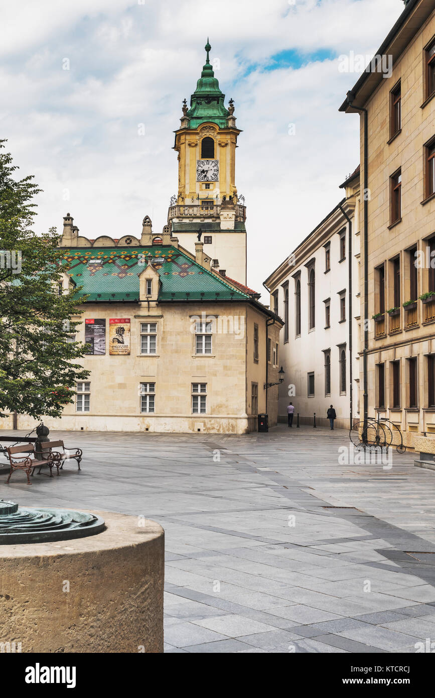 Vista sulla piazza i primati (Primacialne namestie) al vecchio municipio, uno degli edifici più antichi di Bratislava, Slovacchia, Europa Foto Stock