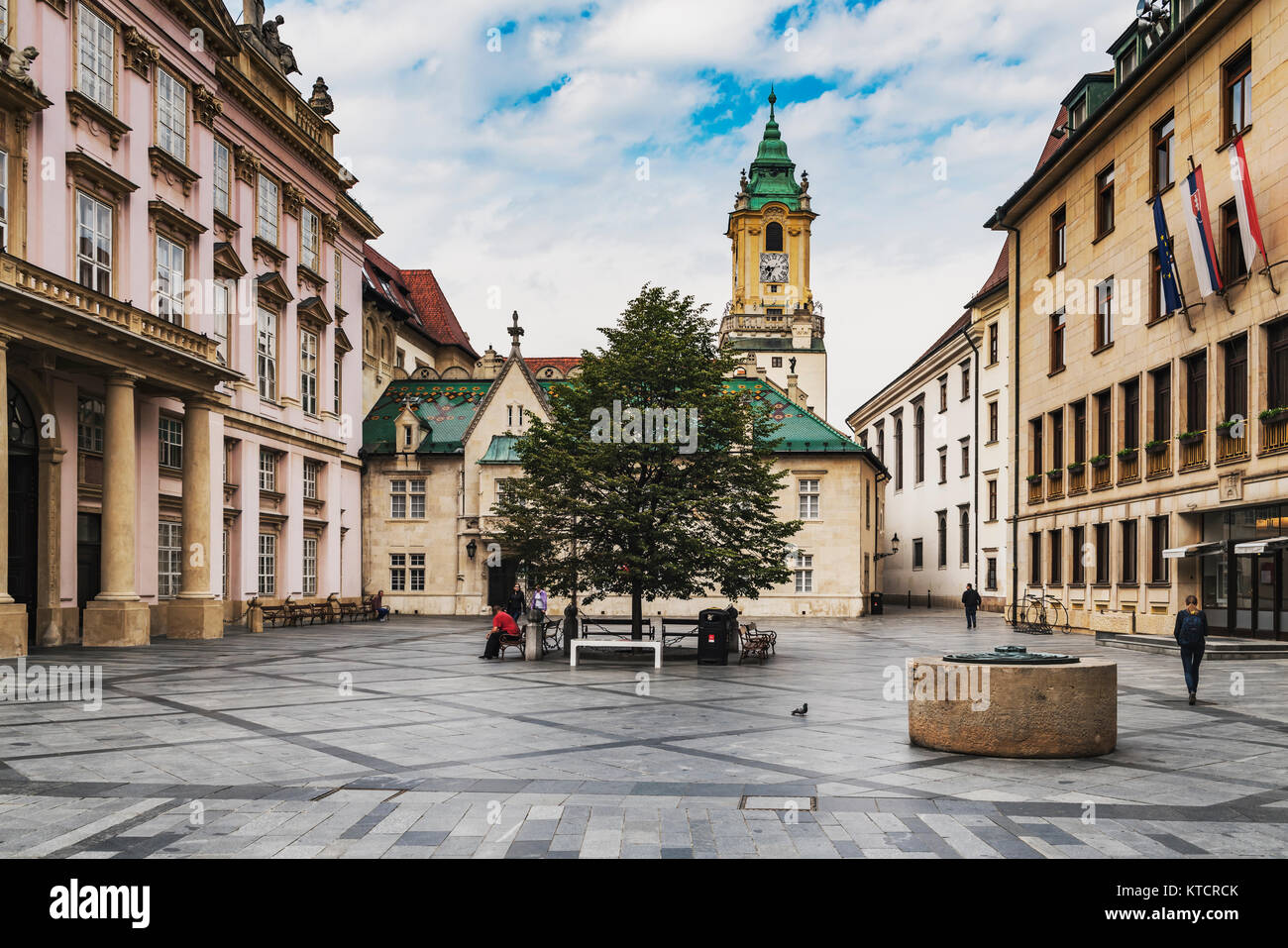 Vista sulla piazza i primati (Primacialne namestie) al vecchio municipio, uno degli edifici più antichi di Bratislava, Slovacchia, Europa Foto Stock
