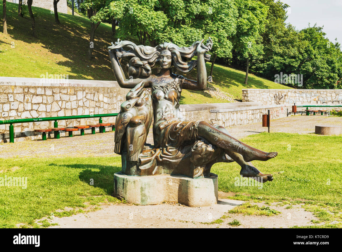 La scultura in bronzo di una strega con sette corvi proviene dallo scultore Tibor Bartfay, Bratislava, Slovacchia, Europa Foto Stock