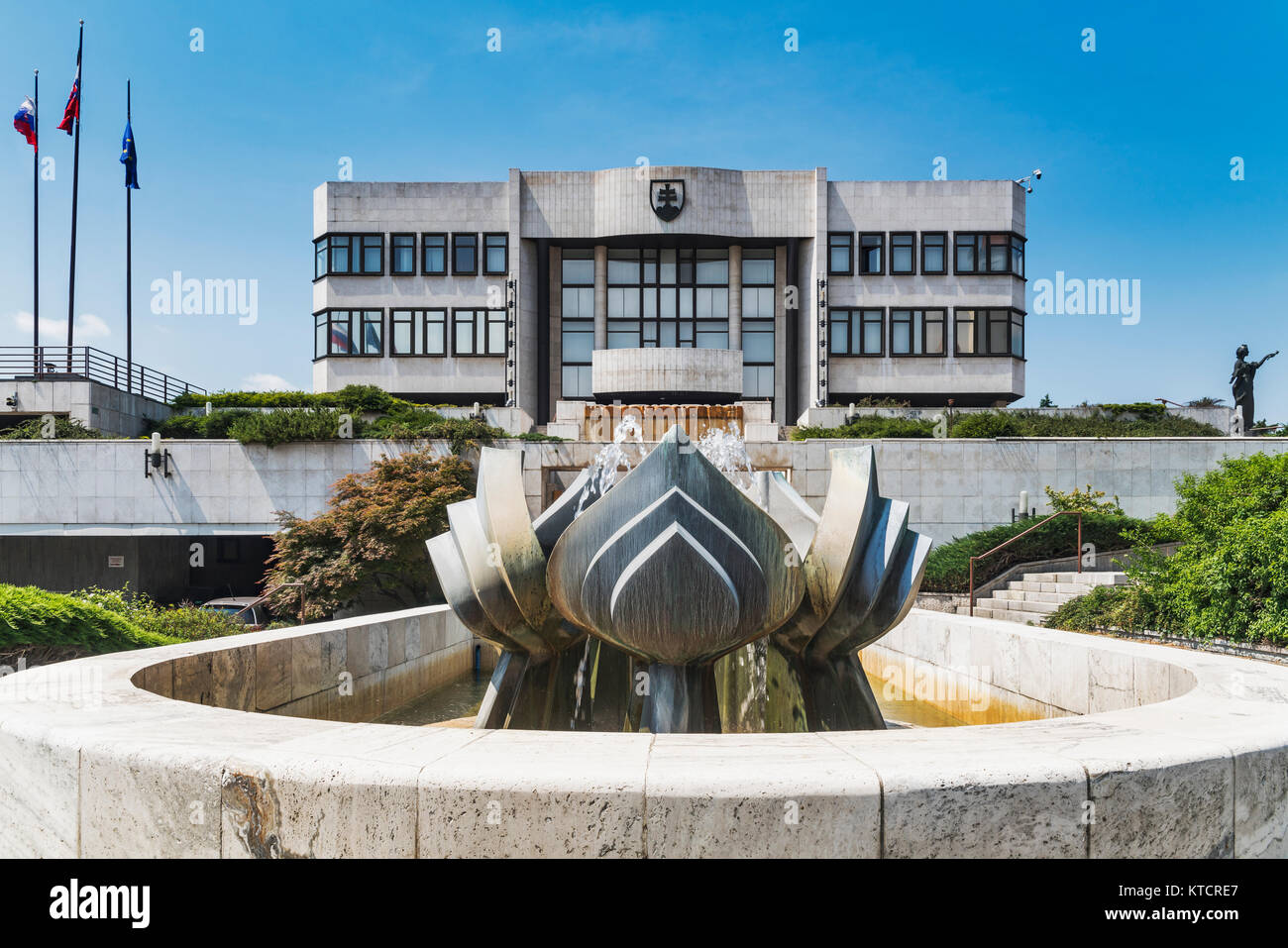 L'edificio del parlamento slovacco si trova vicino al castello di Bratislava. È la sede del consiglio nazionale della Repubblica Slovacca, Bratislava Foto Stock