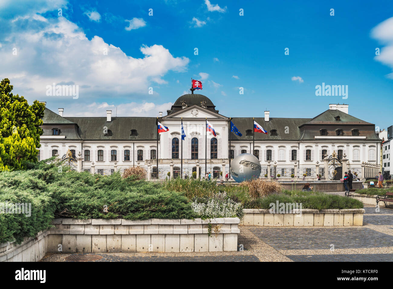 Il Palais Grassalkovich è un imponente in stile tardo barocco palazzo rococò. Fu costruita nel 1760 da parte di Andreas Mayerhoffer. Bratislava, Slovacchia, Europa Foto Stock