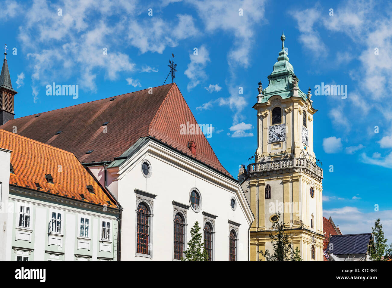 Il municipio della città vecchia è uno degli edifici più antichi della città costruita di pietra. Si trova presso la piazza principale della città vecchia di Bratislava, Slovacchia, Foto Stock
