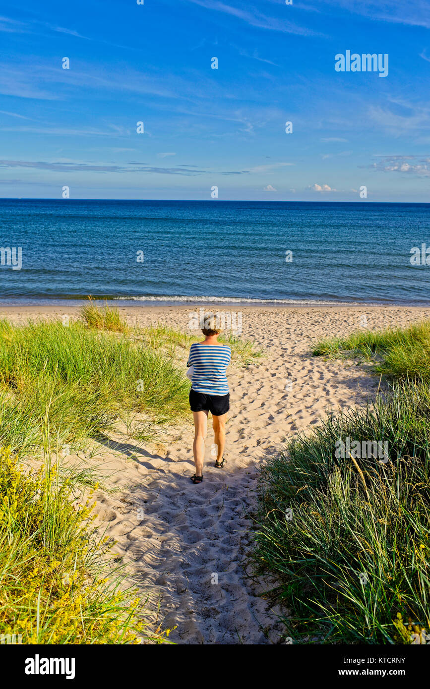 Donna di mezza età di andare alla spiaggia di Skane Svezia Foto Stock