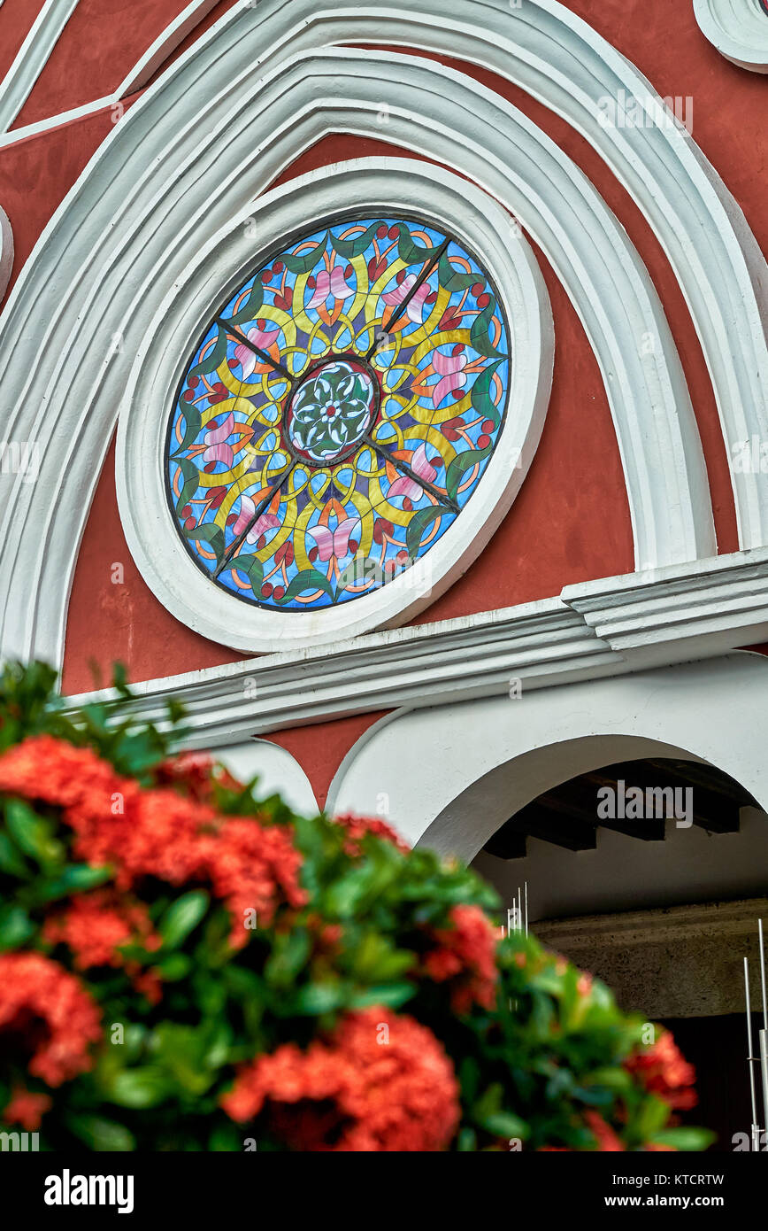 Rosso di fronte alla chiesa con finestra, tipica facciata colorata di case a Cartagena de Indias, Colombia, Sud America Foto Stock