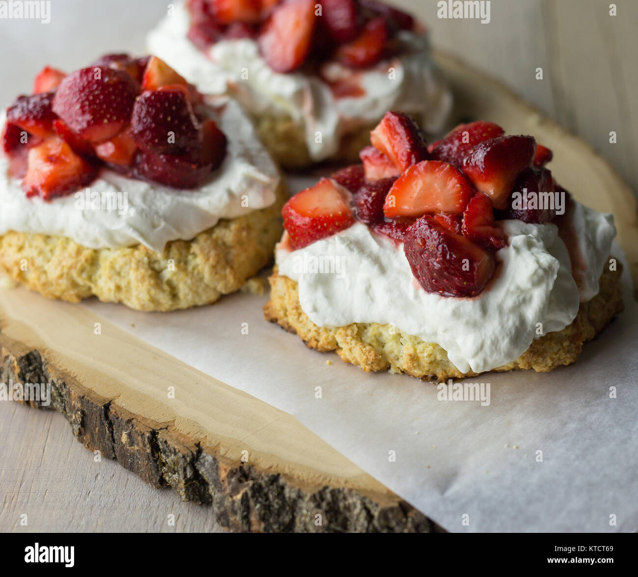 Freschi e stagionali shortcake alla fragola con biscotti fatti in casa e panna montata. Foto Stock