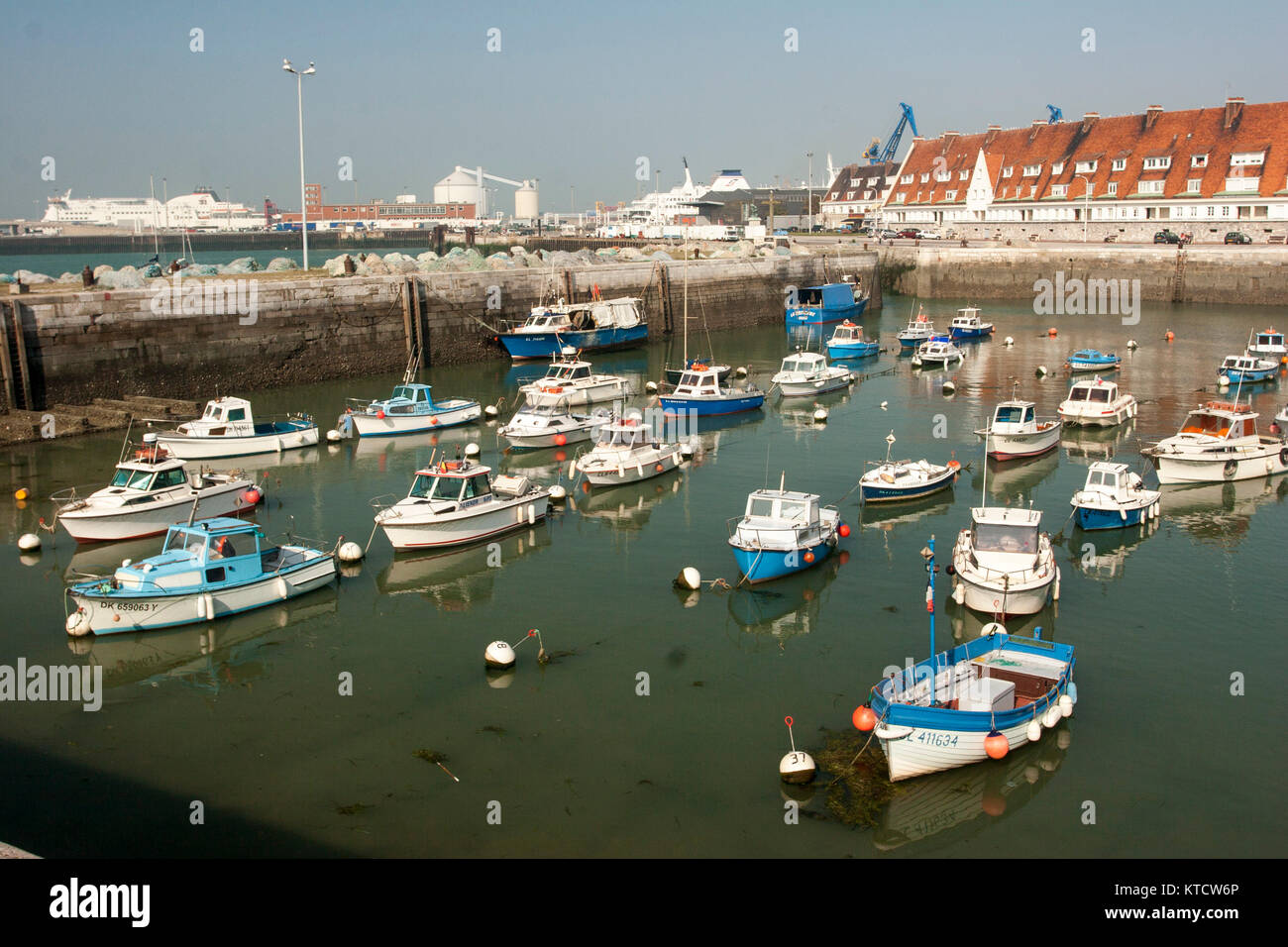 Barche e ormeggi nel porto di Calais, in Francia, in europa Foto Stock