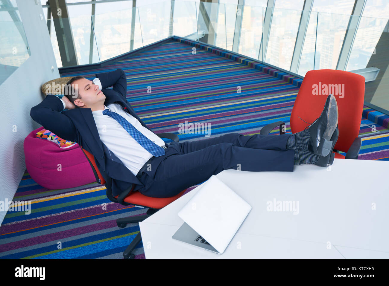 Giovane uomo d affari dormire sulla scrivania in ufficio Foto Stock