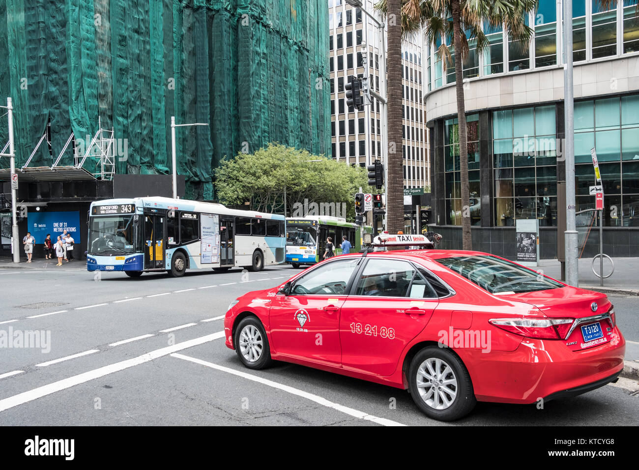 Rosso veicolo taxi e autobus pubblici nel centro di Sydney, Nuovo Galles del Sud, Australia Foto Stock