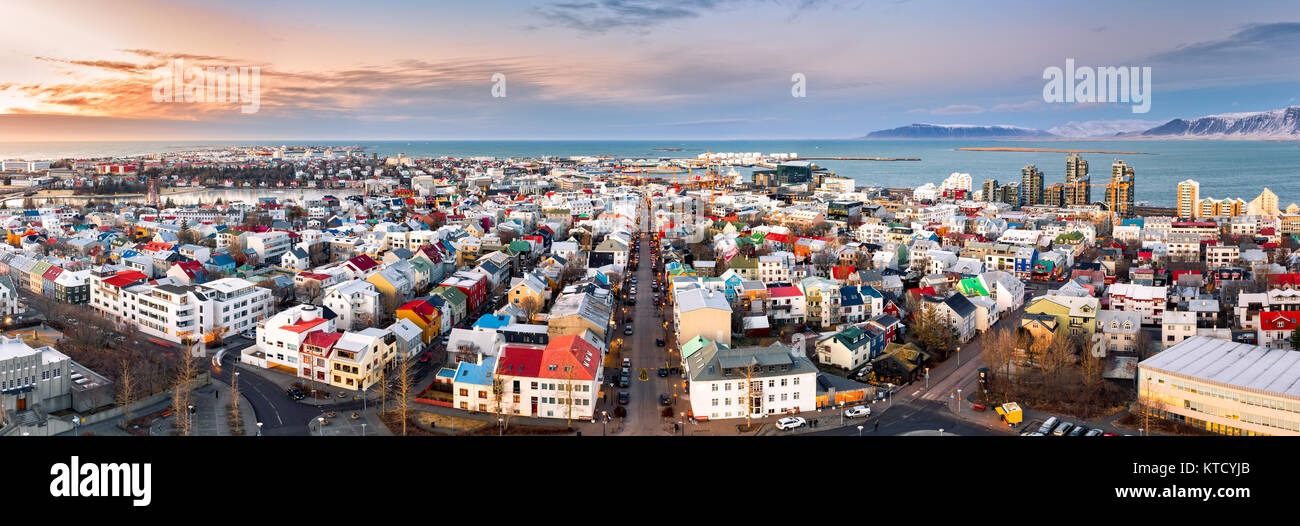 Panoramica aerea del centro di Reykjavik al tramonto con case colorate e strade commerciali Foto Stock