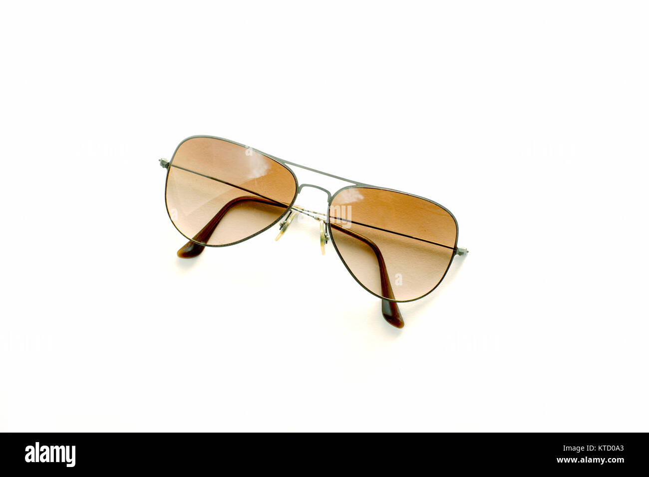 Occhiali da sole isolato su sfondo bianco Foto Stock