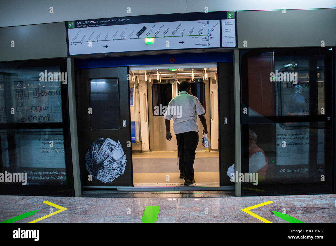 Uomo che entra nel treno della metropolitana di Chennai Foto Stock