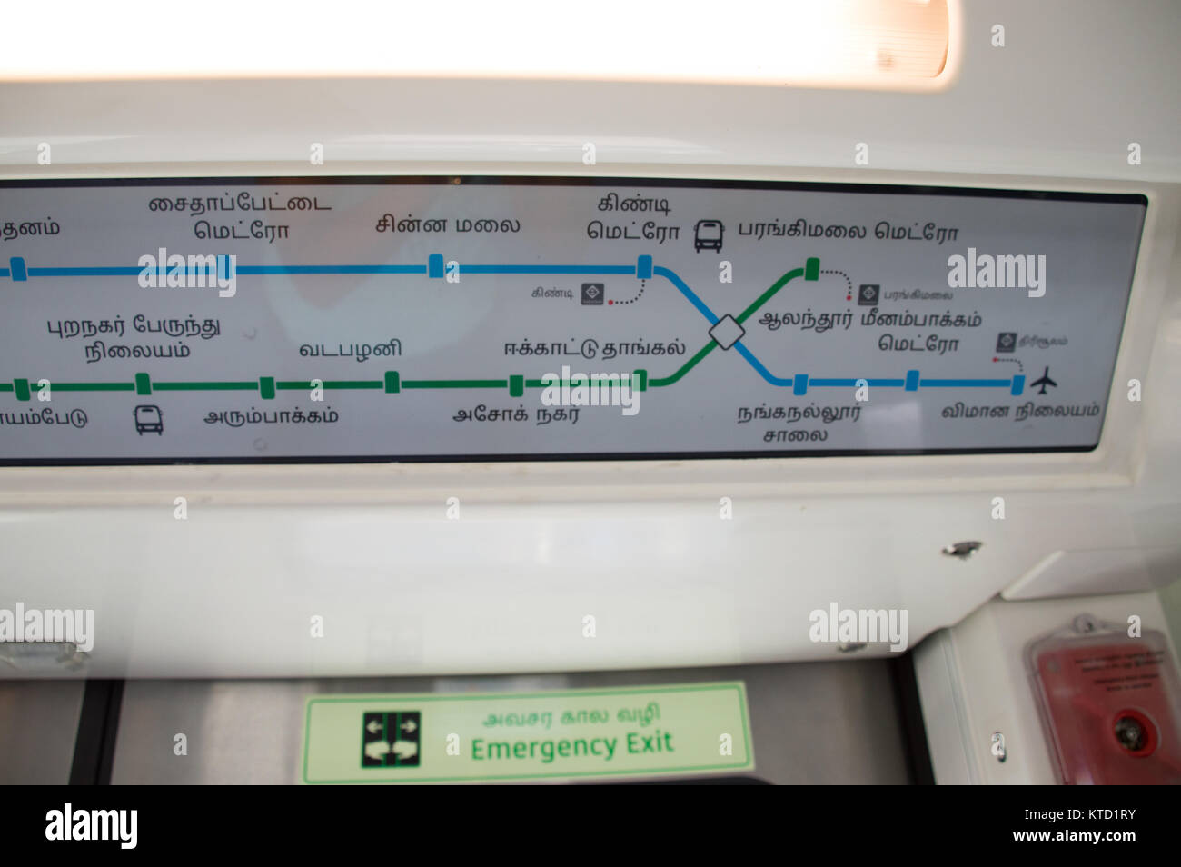 Chennai Metro rail che mostra la mappa dell'aeroporto e la luce che indica le stazioni in procinto di essere coperto Foto Stock