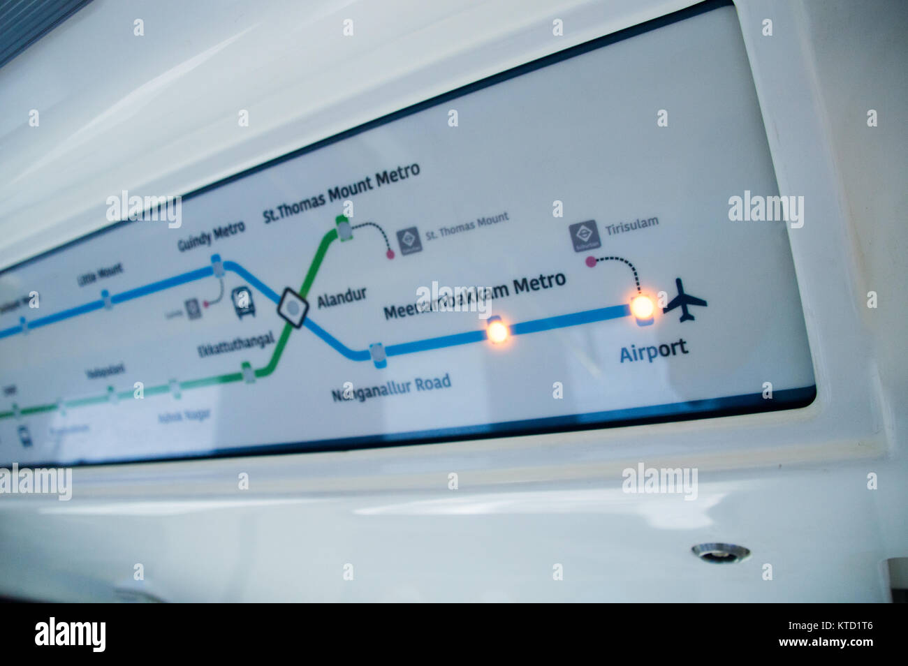 Chennai Metro rail che mostra la mappa dell'aeroporto e la luce che indica le stazioni in procinto di essere coperto Foto Stock