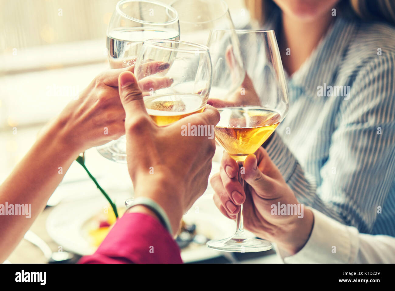 Tempo libero, celebrazione, bevande, le persone e il concetto di vacanze - coppia felice e amici il tintinnio di bicchieri di vino al ristorante Foto Stock