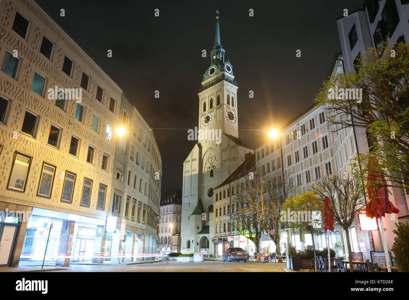Monaco di Baviera, Germania - 11 dicembre 2017 : una vista di San Pietro a notte nel centro di Monaco di Baviera, Germania. Foto Stock