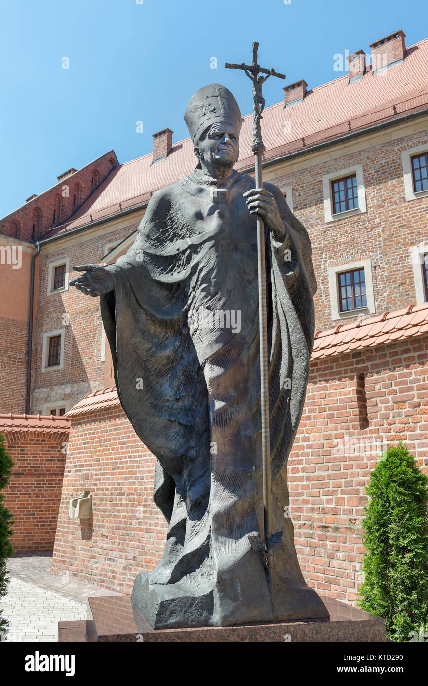 Cracovia,Polonia - Agosto 5,2017:la statua di Papa Wojtyla - Giovanni Paolo II nel castello di Wawel Foto Stock