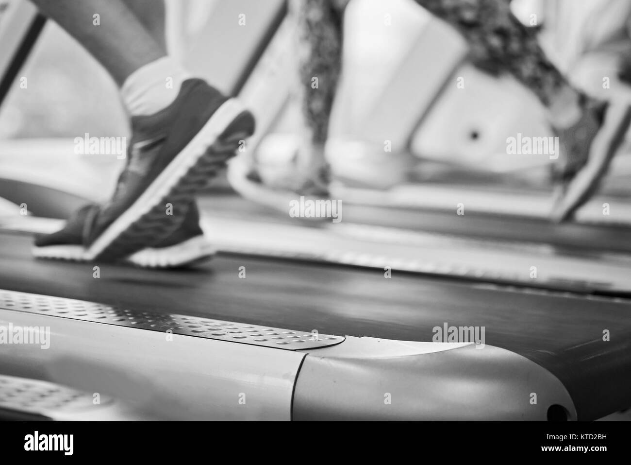 Bambina corre sul tapis roulant. Ragazza attivo in palestra corre sul tapis roulant. Atleta attività cardio sul tapis roulant. Foto Stock