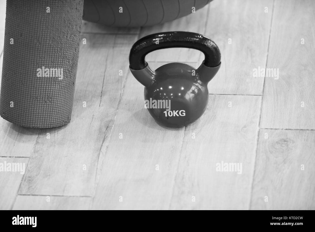 Le righe dei pesi nella palestra moderna Foto Stock