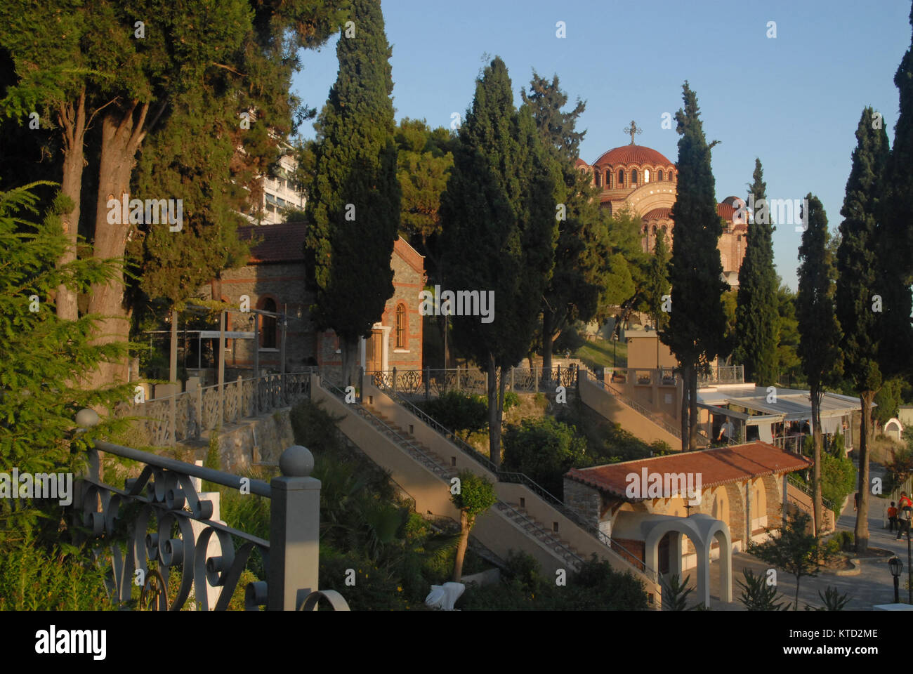 Giardino della Cattedrale Ortodossa (Agios Pavlos) di Salonicco, Grecia Foto Stock