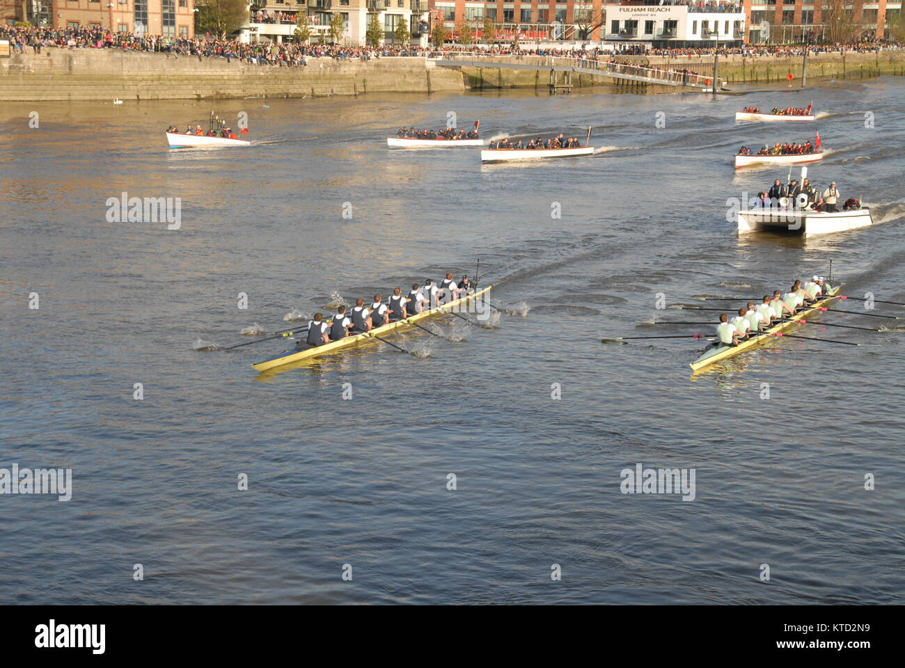 Hammersmith, Regno Unito - 11 Aprile 2015: boat race - Oxford contro Cambridge Foto Stock
