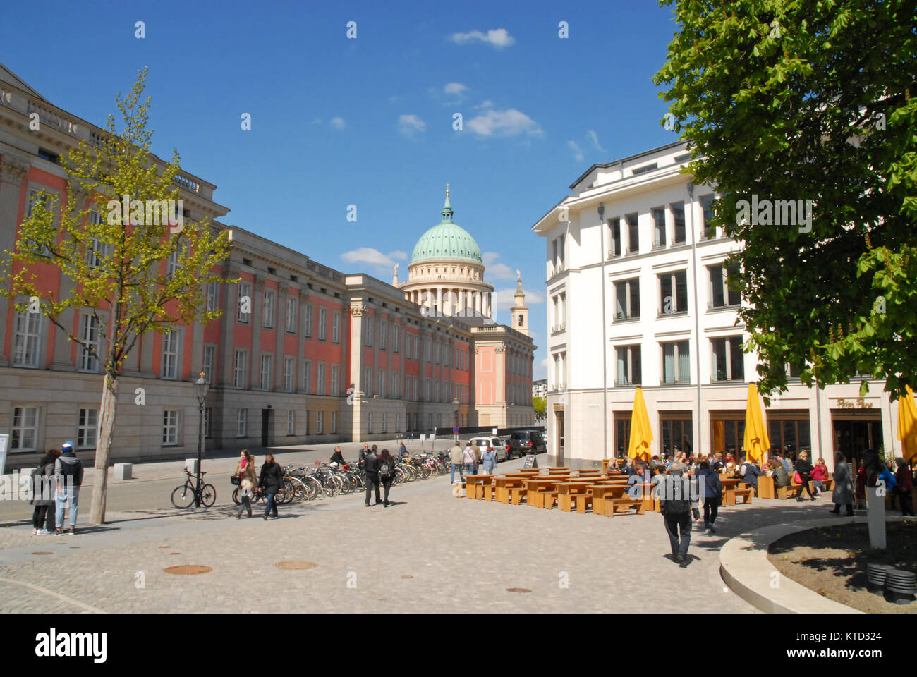 Potsdam, Germania - 30 Aprile 2017: Otto Braun Square, del Landtag e la chiesa di San Nicola Foto Stock