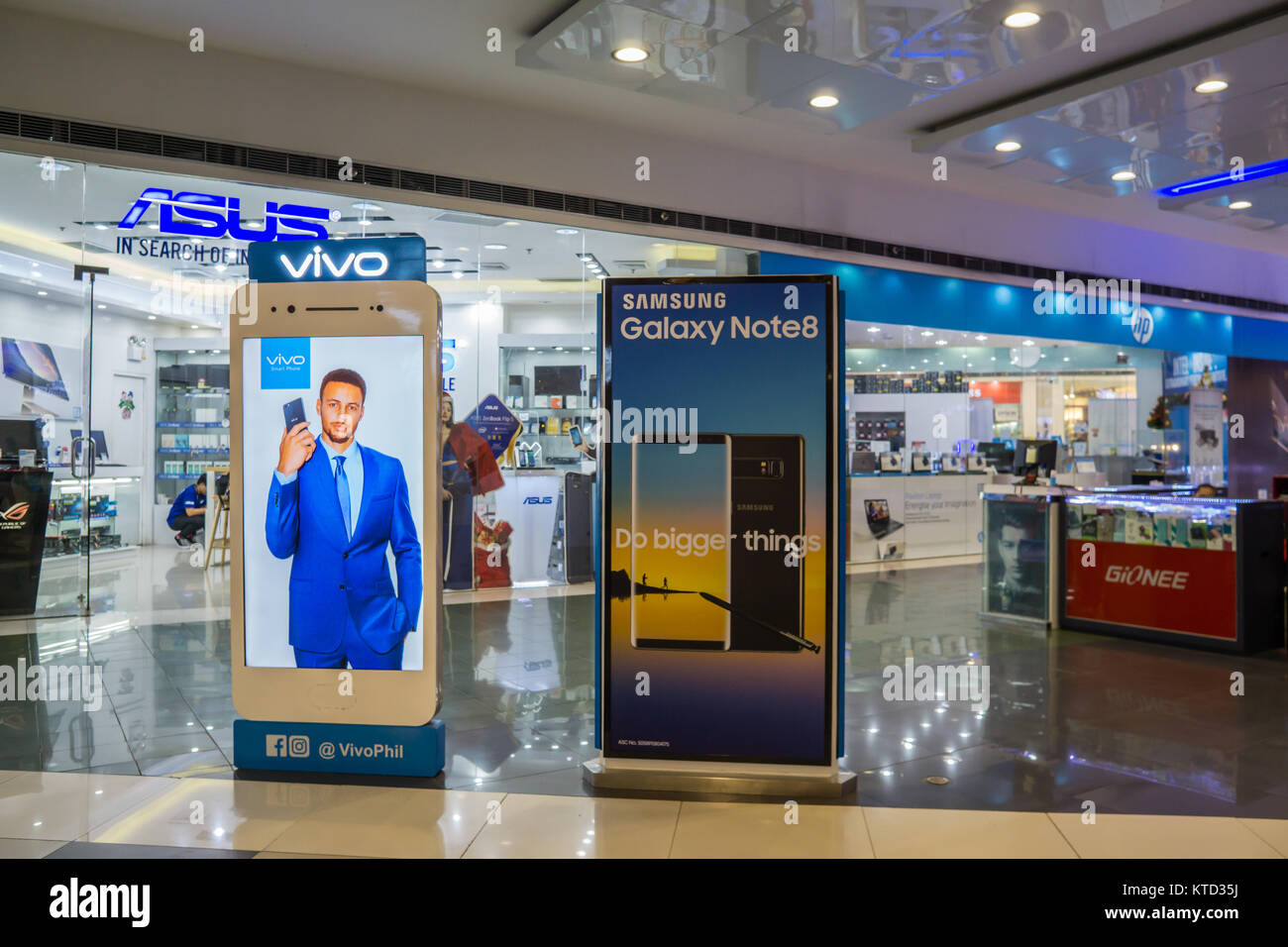 Cartelloni pubblicitari all'interno SM City Cebu dotate di giocatore di basket Steph Curry & Samsung Galaxy 8 telefono cellulare Foto Stock