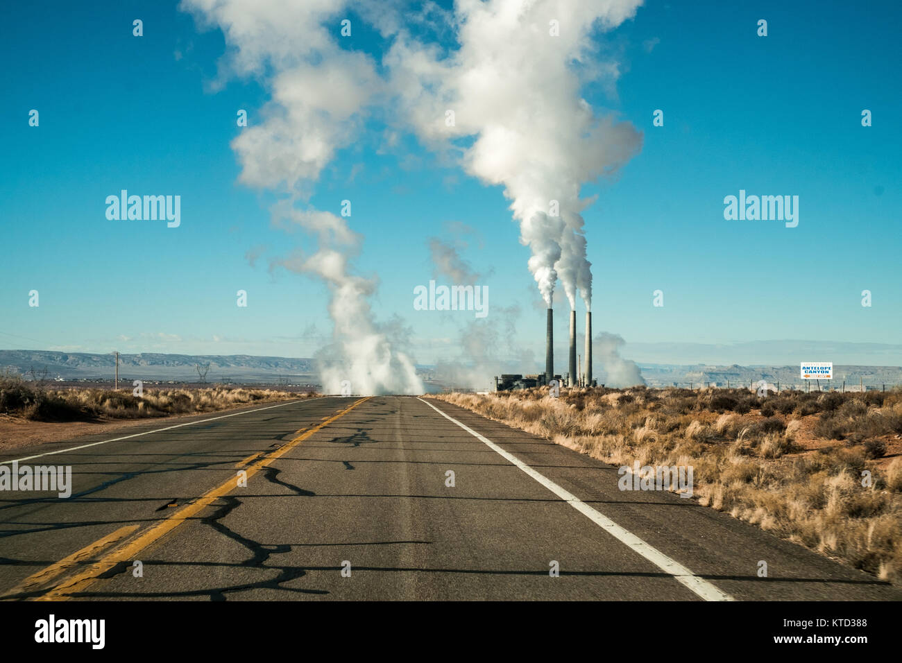 Salt River Project - Navajo stazione di generazione, visto dalla Hwy 98. Pagina, Arizona, Stati Uniti. Foto Stock