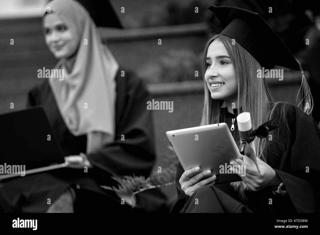 Un gruppo di giovani laureati, bechlor grado Foto Stock