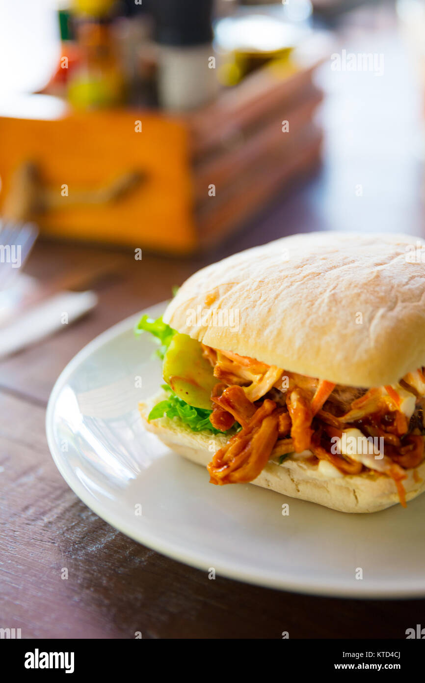 Primo piano della fresca di maiale tirato burger serviti al tavolo nel ristorante Foto Stock