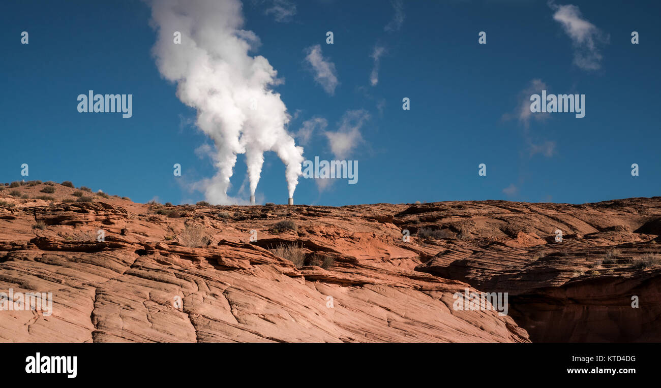 Ciminiere salire dal red arenarie. Pagina, Arizona, Stati Uniti. Foto Stock