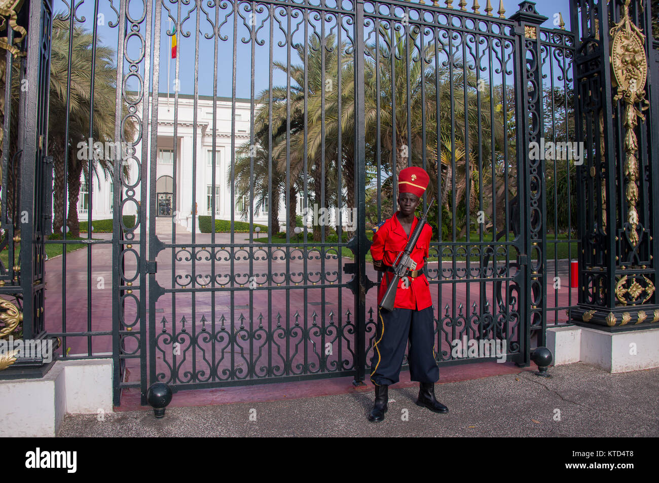 Soldato del dovere al cancello principale del palazzo presidenziale di Dakar in Senegal Foto Stock