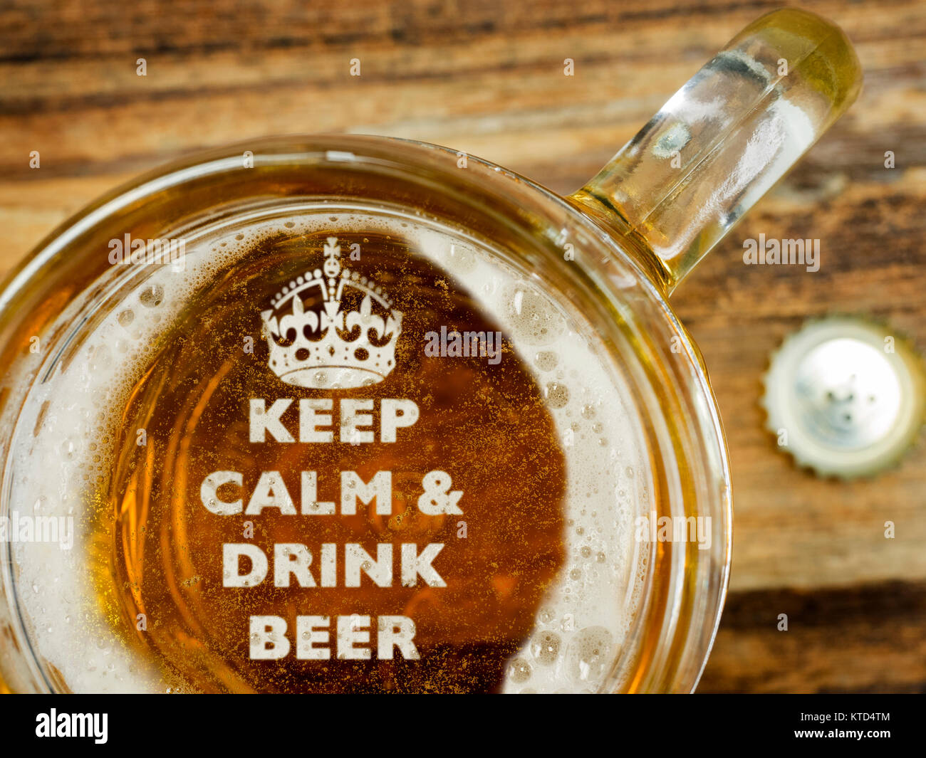 Mantenere la calma con una birra Foto Stock