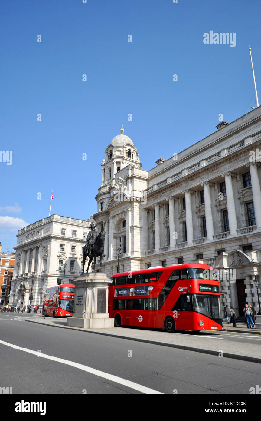 Prince George, duca di Cambridge, oggi è commemorato con una statua equestre in piedi su Whitehall a Londra centrale al di fuori del vecchio ufficio di guerra Foto Stock
