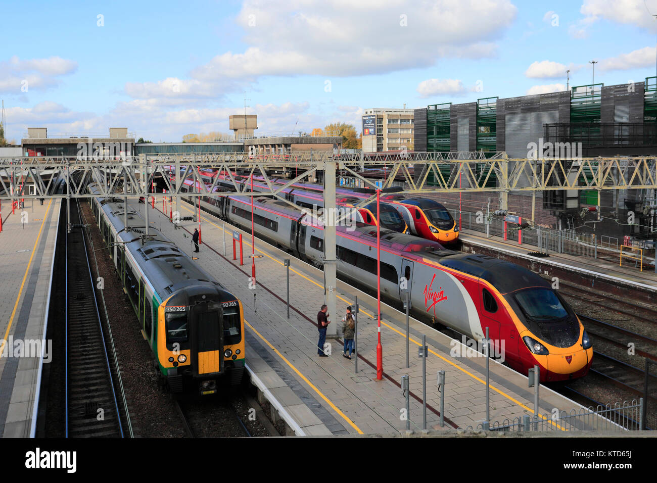 Virgin Trains Pendalino unità, Stafford stazione ferroviaria, Staffordshire, England, Regno Unito Foto Stock