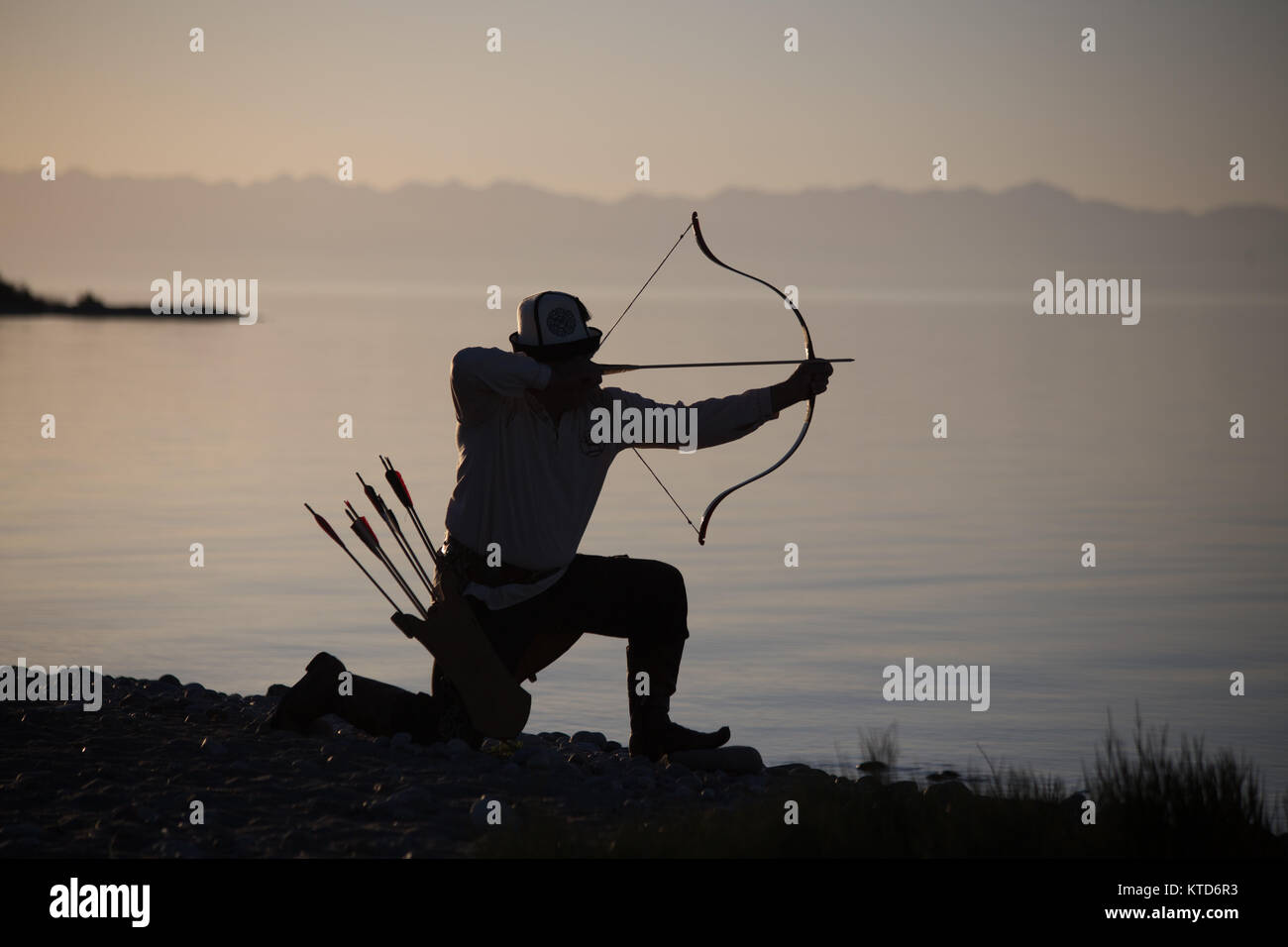 La Almaz Akynov, testa del Kirghizistan Salburuun Federazione tradizionale gruppo di caccia, pone per le foto sulla riva del lago Issyk-Kol. Foto Stock